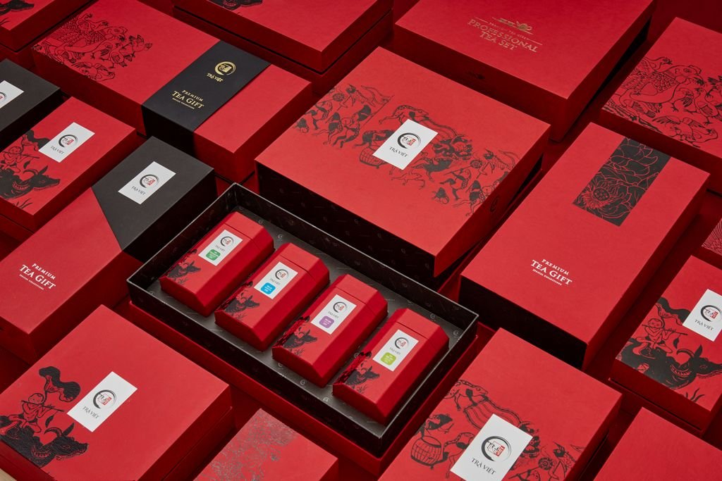 Luxurious red tea gift boxes arranged in an artistic pattern, perfect for festive occasions.